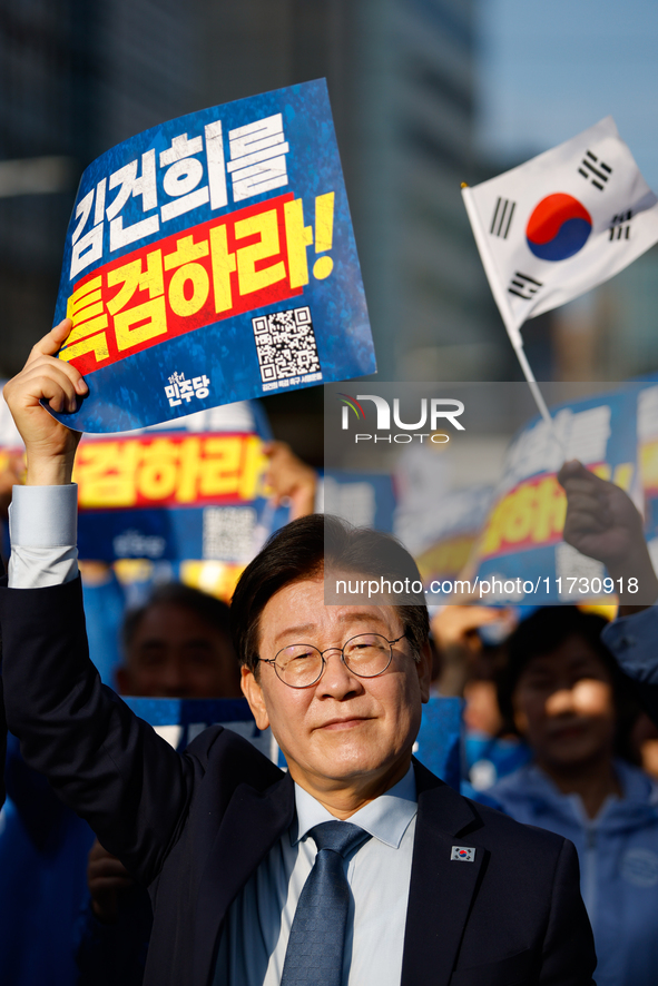 Democratic Party leader Lee Jae-myung (center), along with opposition lawmakers and tens of thousands of party members, holds a rally speech...