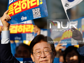 Democratic Party leader Lee Jae-myung (center), along with opposition lawmakers and tens of thousands of party members, holds a rally speech...