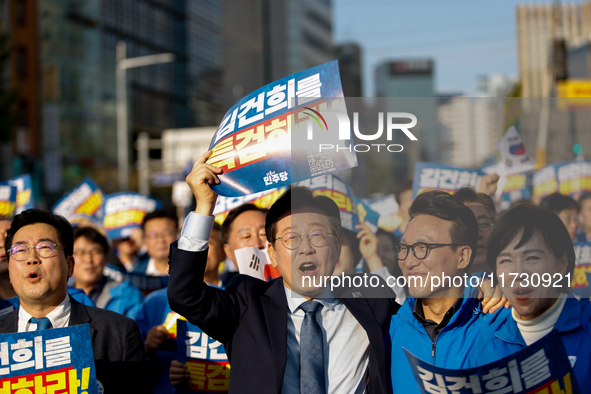 Democratic Party leader Lee Jae-myung (center), along with opposition lawmakers and tens of thousands of party members, holds a rally speech...