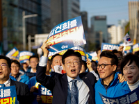 Democratic Party leader Lee Jae-myung (center), along with opposition lawmakers and tens of thousands of party members, holds a rally speech...