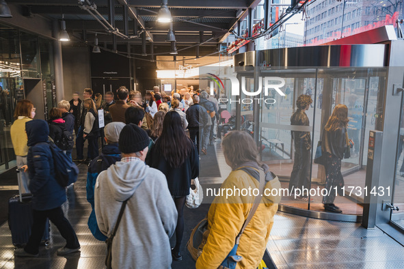 The last day at the Museum for Film and Television. Within 8 days, the Museum for Film and Television experiences a visitor record: 20,000 v...