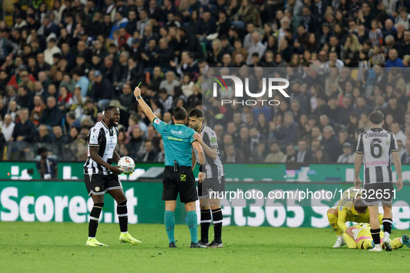 The referee shows a yellow card to Udinese's Keinan Davis during the Italian Serie A Enilive soccer championship football match between Udin...