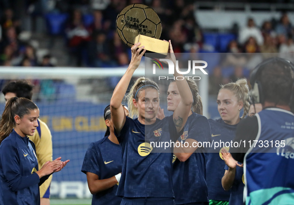 Alexia Putellas presents the trophy for the best women's team in the world to the fans before the match between FC Barcelona Women and SD Ei...