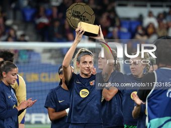 Alexia Putellas presents the trophy for the best women's team in the world to the fans before the match between FC Barcelona Women and SD Ei...