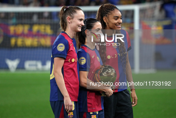 Aitana Bonmati, with Caroline Graham Hansen and Salma Paralluelo, second and third in the trophy, offers her second Ballon d'Or to the fans...