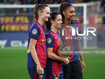 Aitana Bonmati, with Caroline Graham Hansen and Salma Paralluelo, second and third in the trophy, offers her second Ballon d'Or to the fans...