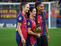 Aitana Bonmati, with Caroline Graham Hansen and Salma Paralluelo, second and third in the trophy, offers her second Ballon d'Or to the fans...