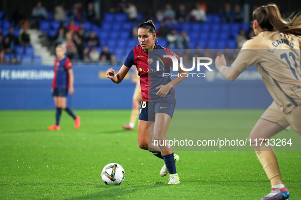 Kika Nazareth plays during the match between FC Barcelona Women and SD Eibar Women, corresponding to week 8 of the Liga F, at the Johan Cruy...