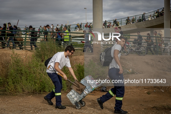 Thousands of volunteers participate in cleaning the areas affected by the floods of October 29 in Valencia. Towns such as Massanassa, Alfafa...