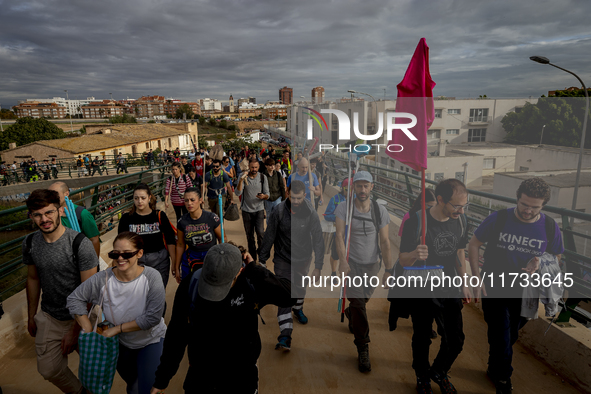 Thousands of volunteers participate in cleaning the areas affected by the floods of October 29 in Valencia. Towns such as Massanassa, Alfafa...