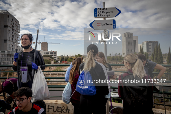 Thousands of volunteers participate in cleaning the areas affected by the floods of October 29 in Valencia. Towns such as Massanassa, Alfafa...