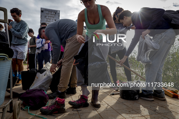 Thousands of volunteers participate in cleaning the areas affected by the floods of October 29 in Valencia. Towns such as Massanassa, Alfafa...