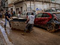 Thousands of volunteers participate in cleaning the areas affected by the floods of October 29 in Valencia. Towns such as Massanassa, Alfafa...