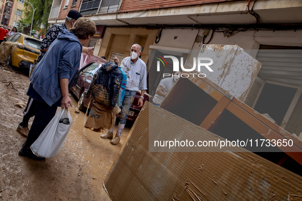 Thousands of volunteers participate in cleaning the areas affected by the floods of October 29 in Valencia. Towns such as Massanassa, Alfafa...