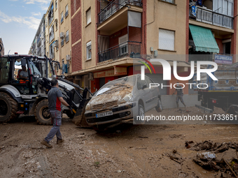 Thousands of volunteers participate in cleaning the areas affected by the floods of October 29 in Valencia. Towns such as Massanassa, Alfafa...