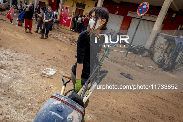 Thousands of volunteers participate in cleaning the areas affected by the floods of October 29 in Valencia. Towns such as Massanassa, Alfafa...