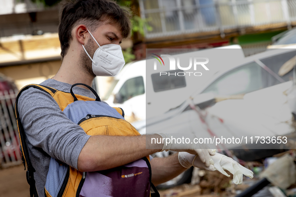 Thousands of volunteers participate in cleaning the areas affected by the floods of October 29 in Valencia. Towns such as Massanassa, Alfafa...