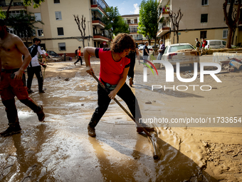 Thousands of volunteers participate in cleaning the areas affected by the floods of October 29 in Valencia. Towns such as Massanassa, Alfafa...