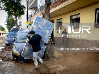 Thousands of volunteers participate in cleaning the areas affected by the floods of October 29 in Valencia. Towns such as Massanassa, Alfafa...