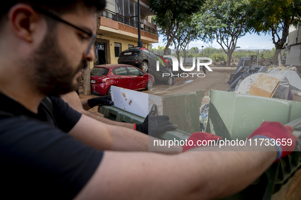 Thousands of volunteers participate in cleaning the areas affected by the floods of October 29 in Valencia. Towns such as Massanassa, Alfafa...