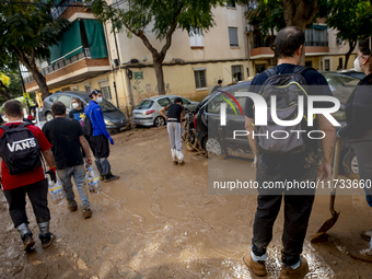 Thousands of volunteers participate in cleaning the areas affected by the floods of October 29 in Valencia. Towns such as Massanassa, Alfafa...