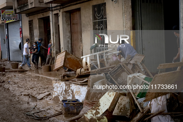 Thousands of volunteers participate in cleaning the areas affected by the floods of October 29 in Valencia. Towns such as Massanassa, Alfafa...