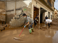 Thousands of volunteers participate in cleaning the areas affected by the floods of October 29 in Valencia. Towns such as Massanassa, Alfafa...