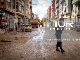 Thousands of volunteers participate in cleaning the areas affected by the floods of October 29 in Valencia. Towns such as Massanassa, Alfafa...