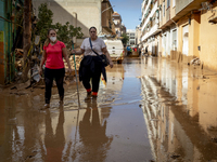 Thousands of volunteers participate in cleaning the areas affected by the floods of October 29 in Valencia. Towns such as Massanassa, Alfafa...