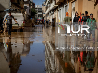 Thousands of volunteers participate in cleaning the areas affected by the floods of October 29 in Valencia. Towns such as Massanassa, Alfafa...