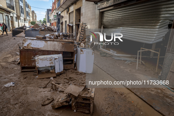 Thousands of volunteers participate in cleaning the areas affected by the floods of October 29 in Valencia. Towns such as Massanassa, Alfafa...