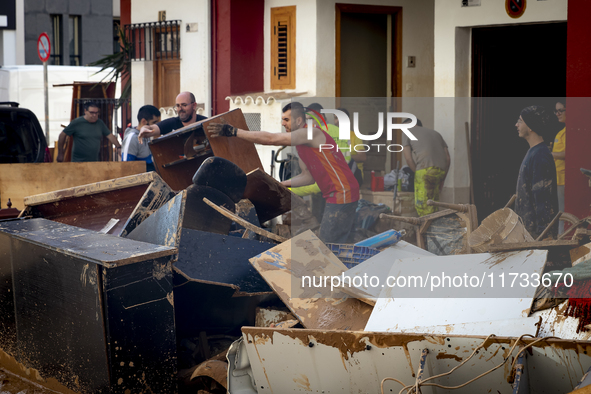 Thousands of volunteers participate in cleaning the areas affected by the floods of October 29 in Valencia. Towns such as Massanassa, Alfafa...