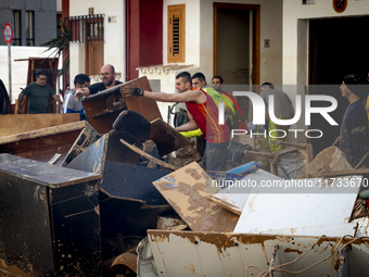 Thousands of volunteers participate in cleaning the areas affected by the floods of October 29 in Valencia. Towns such as Massanassa, Alfafa...