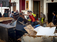 Thousands of volunteers participate in cleaning the areas affected by the floods of October 29 in Valencia. Towns such as Massanassa, Alfafa...