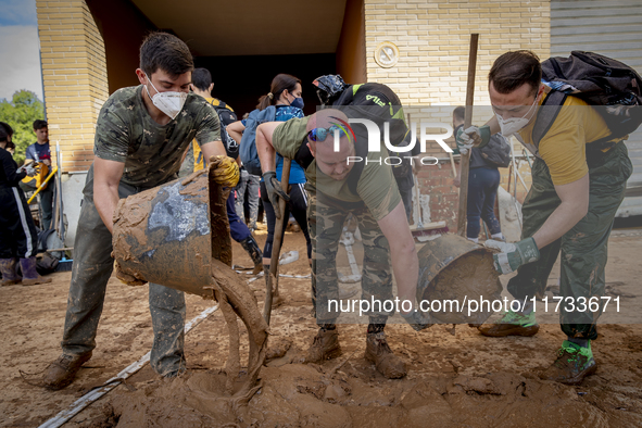 Thousands of volunteers participate in cleaning the areas affected by the floods of October 29 in Valencia. Towns such as Massanassa, Alfafa...