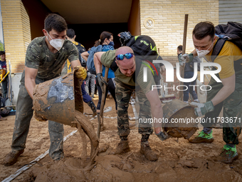 Thousands of volunteers participate in cleaning the areas affected by the floods of October 29 in Valencia. Towns such as Massanassa, Alfafa...