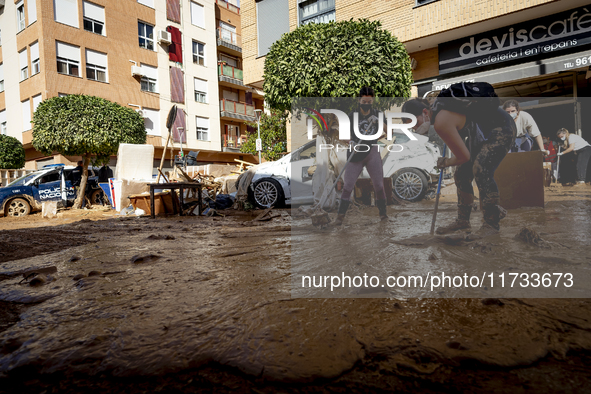 Thousands of volunteers participate in cleaning the areas affected by the floods of October 29 in Valencia. Towns such as Massanassa, Alfafa...