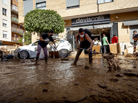 Thousands of volunteers participate in cleaning the areas affected by the floods of October 29 in Valencia. Towns such as Massanassa, Alfafa...