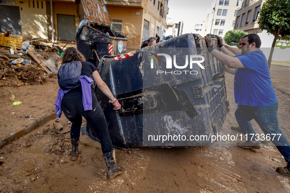 Thousands of volunteers participate in cleaning the areas affected by the floods of October 29 in Valencia. Towns such as Massanassa, Alfafa...