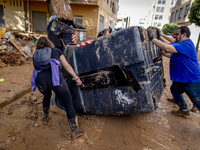 Thousands of volunteers participate in cleaning the areas affected by the floods of October 29 in Valencia. Towns such as Massanassa, Alfafa...