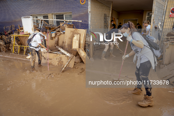 Thousands of volunteers participate in cleaning the areas affected by the floods of October 29 in Valencia. Towns such as Massanassa, Alfafa...