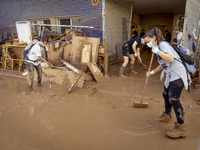 Thousands of volunteers participate in cleaning the areas affected by the floods of October 29 in Valencia. Towns such as Massanassa, Alfafa...