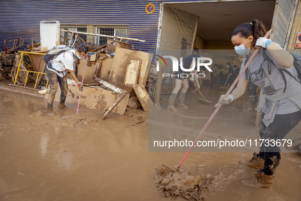 Thousands of volunteers participate in cleaning the areas affected by the floods of October 29 in Valencia. Towns such as Massanassa, Alfafa...