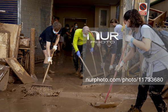 Thousands of volunteers participate in cleaning the areas affected by the floods of October 29 in Valencia. Towns such as Massanassa, Alfafa...