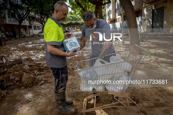 Thousands of volunteers participate in cleaning the areas affected by the floods of October 29 in Valencia. Towns such as Massanassa, Alfafa...