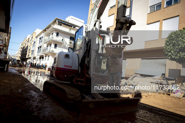 Thousands of volunteers participate in cleaning the areas affected by the floods of October 29 in Valencia. Towns such as Massanassa, Alfafa...