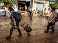 Thousands of volunteers participate in cleaning the areas affected by the floods of October 29 in Valencia. Towns such as Massanassa, Alfafa...