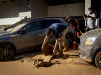 Thousands of volunteers participate in cleaning the areas affected by the floods of October 29 in Valencia. Towns such as Massanassa, Alfafa...