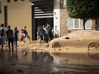 Thousands of volunteers participate in cleaning the areas affected by the floods of October 29 in Valencia. Towns such as Massanassa, Alfafa...