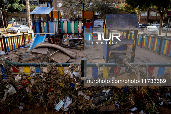 Thousands of volunteers participate in cleaning the areas affected by the floods of October 29 in Valencia. Towns such as Massanassa, Alfafa...